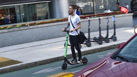 In vielen Städten - hier in Mexico City - gehören E-Roller längst zum Stadtbild. Inklusive Kopfhörern beim Fahrer.