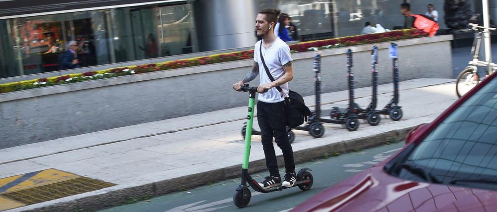 In vielen Städten - hier in Mexico City - gehören E-Roller längst zum Stadtbild. Inklusive Kopfhörern beim Fahrer.