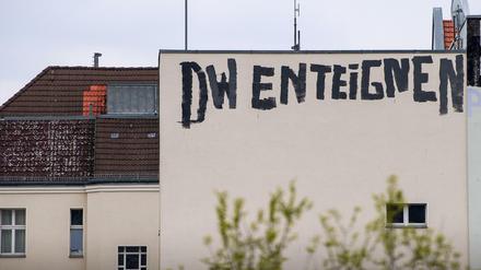 Ein Graffito gegen die Deutsche Wohnen prangt an der Brandmauer eines Wohnhauses im Berliner Bezirk Westend.
