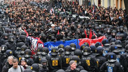 Bild aus vergangenen Jahren: Polizisten stehen am 1. Mai 2017 in Berlin Vermummten Teilnehmern der nicht angemeldeten "Revolutionären 1. Mai-Demonstration" gegenüber. 
