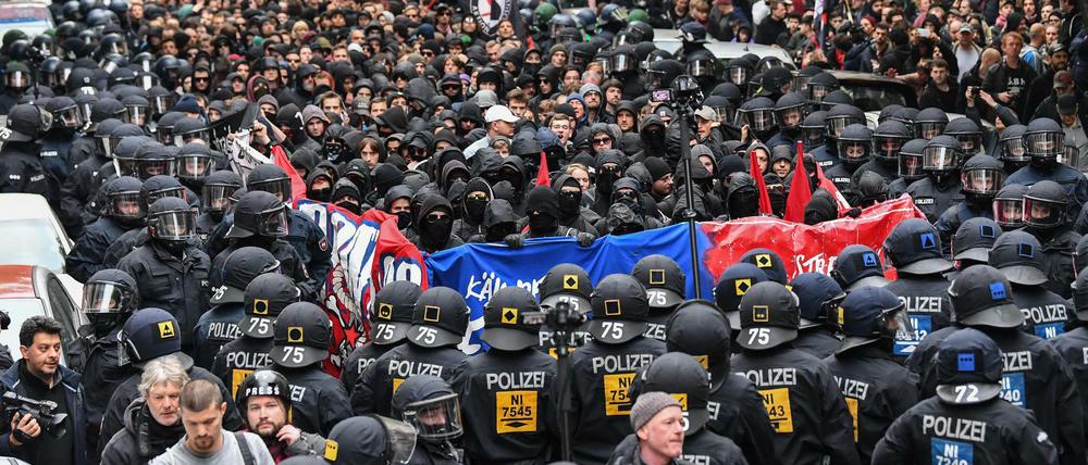 Bild aus vergangenen Jahren: Polizisten stehen am 1. Mai 2017 in Berlin Vermummten Teilnehmern der nicht angemeldeten "Revolutionären 1. Mai-Demonstration" gegenüber.