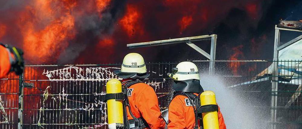 Schwerer Job. Feuerwehrleute werden regional unterschiedlich bezahlt. In Nordrhein-Westfalen können sie bis auf 5200 Euro brutto im Monat kommen. Foto: Benjamin Nolte/dpa
