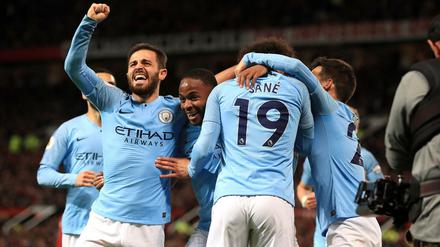 Torschützen unter sich. Bernardo Silva reckt die Faust in die Höhe, Leroy Sané wird geherzt.