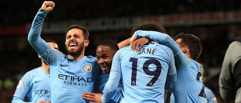 Torschützen unter sich. Bernardo Silva reckt die Faust in die Höhe, Leroy Sané wird geherzt.