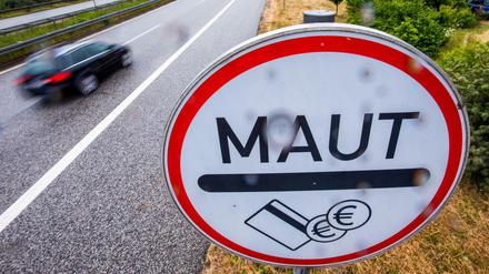 Ein Verkehrsschild weist Autofahrer an der Stadtautobahn in Rostock auf die Mautpflicht für die Passage des Warnowtunnels hin.