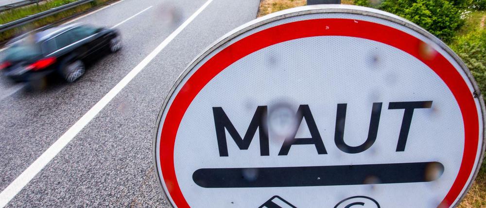 Ein Verkehrsschild weist Autofahrer an der Stadtautobahn in Rostock auf die Mautpflicht für die Passage des Warnowtunnels hin.