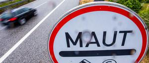 Ein Verkehrsschild weist Autofahrer an der Stadtautobahn in Rostock auf die Mautpflicht für die Passage des Warnowtunnels hin.