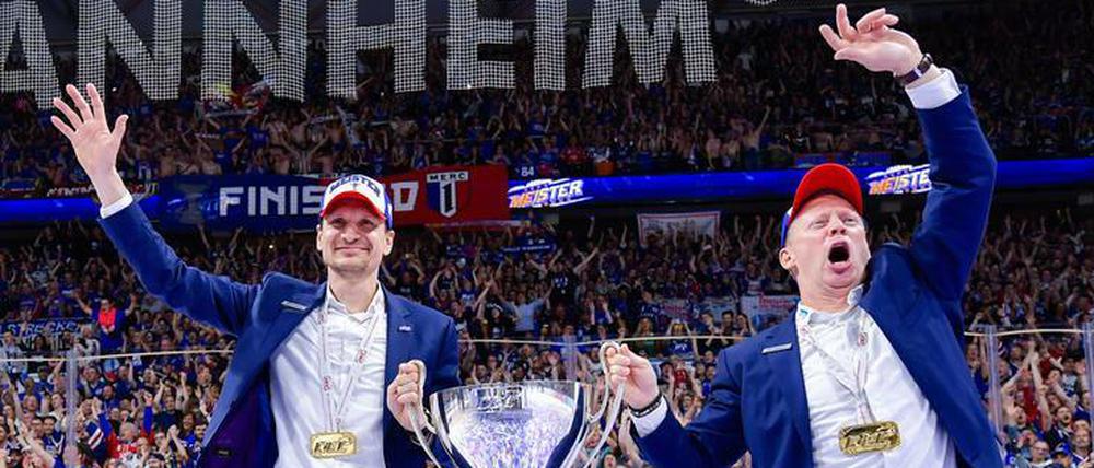 Pavel Gross (l.) und Mike Pellegrims mit Henkelpott.