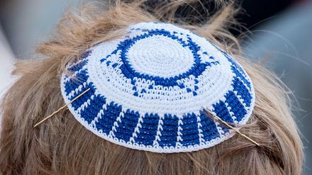 Weil er eine Kippa trug, wurde ein Mann in Charlottenburg am Freitagabend antisemitisch beleidigt. 