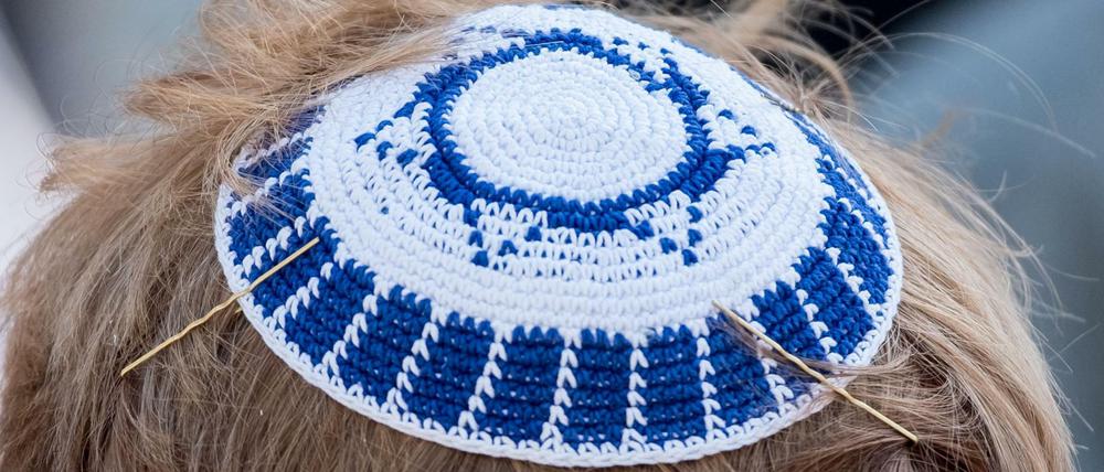 Weil er eine Kippa trug, wurde ein Mann in Charlottenburg am Freitagabend antisemitisch beleidigt.