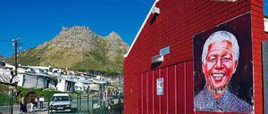 Kritische Mutmacher. Südafrika braucht eine nachhaltige wirtschaftliche Entwicklung, die Arbeitsplätze schafft und Einkommensunterschiede überwindet. Die Zivilgesellschaft gibt Hoffnung: In den Städten und auf dem Land engagieren sich diverse Gruppen; Studierende setzen sich mit den Errungenschaften der Demokratie auseinander.