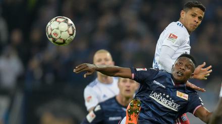 Im Hinspiel schafften Suleiman Abdullahi (unten) und Union beim HSV (hier mit Douglas Santos) ein 2:2.