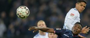 Im Hinspiel schafften Suleiman Abdullahi (unten) und Union beim HSV (hier mit Douglas Santos) ein 2:2.