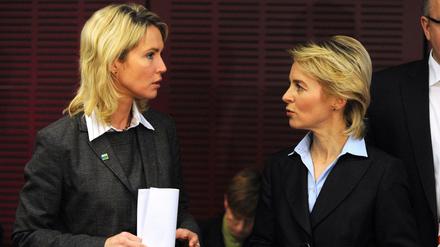 Probleme bei der Bundeswehr? Kurzarbeit bei der Peene-Werft? Heute legen Leyen (r.) und Schwesig einfach nur ein Schiff auf Kiel.