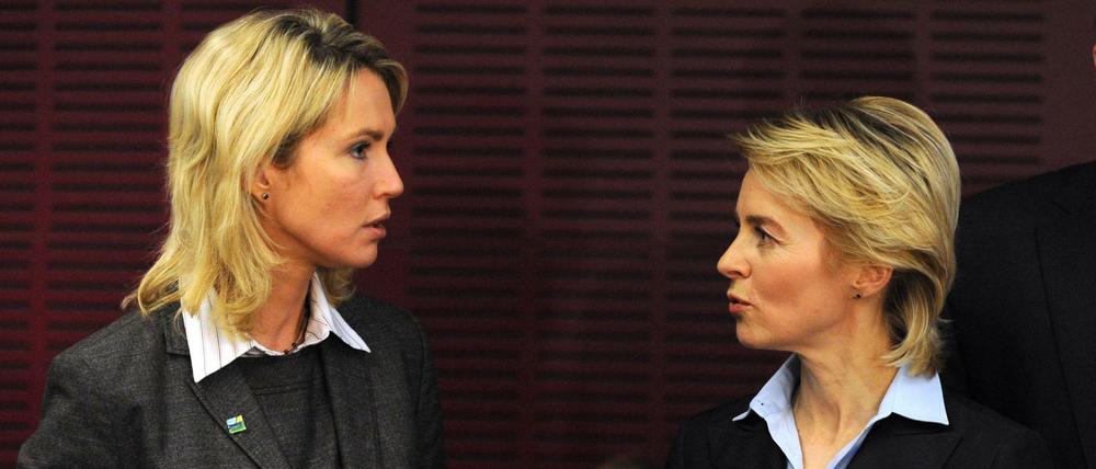 Probleme bei der Bundeswehr? Kurzarbeit bei der Peene-Werft? Heute legen Leyen (r.) und Schwesig einfach nur ein Schiff auf Kiel.