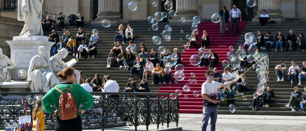 Friedliche Menschen und Seifenblasen in Berlin Mitte. Sieht so die "Verlorene Mitte" aus?