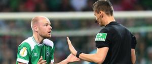 Unglücklich. Bremens Davy Klaassen (l.) hat Gesprächsbedarf mit Schiedsrichter Daniel Siebert.