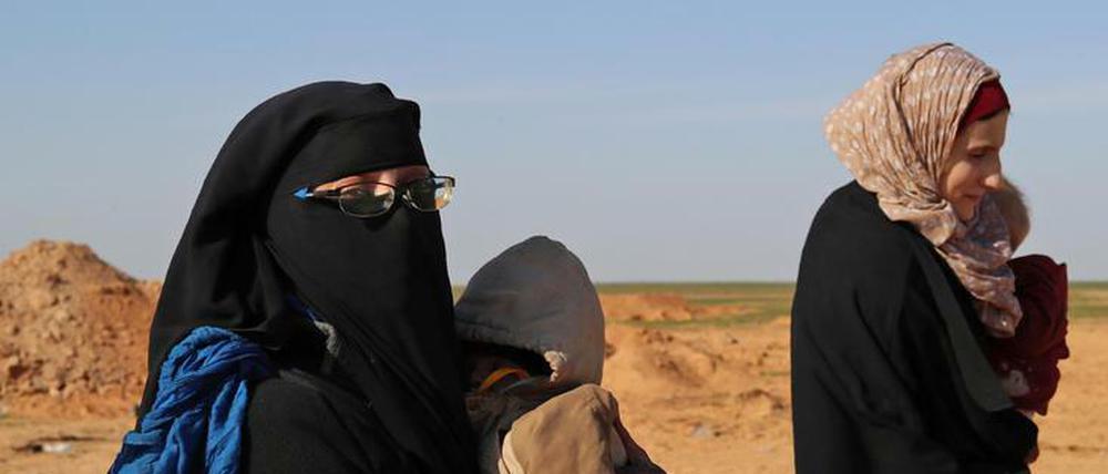 Die deutschen Frauen des aus Sachsen-Anhalt stammenden Dschihadisten Martin L. in Syrien. Die IS-Familie hat mehrere Kinder.