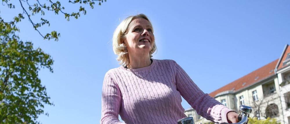 Verkehrssenatorin Regine Günther (parteilos, für Grüne) lässt sich gern auf dem Fahrrad fotografieren.