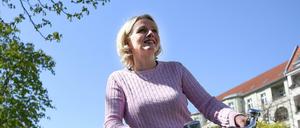 Verkehrssenatorin Regine Günther (parteilos, für Grüne) lässt sich gern auf dem Fahrrad fotografieren.