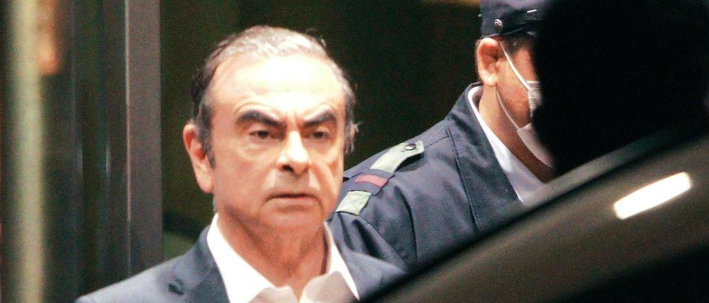 Carlos Ghosn, ehemaliger Vorstandsvorsitzender des Autobauers Nissan, verlässt das Tokyo Detention Center. 