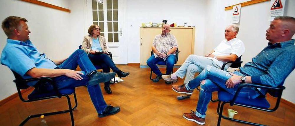 Erst in einer Selbsthilfegruppe findet Streifenpolizist Jürgen Röhr (2.v.r.) die Hilfe, die er benötigt.