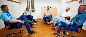 Erst in einer Selbsthilfegruppe findet Streifenpolizist Jürgen Röhr (2.v.r.) die Hilfe, die er benötigt. 