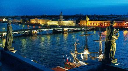 Nacht über Petersburg. „Vieles von ihrem Glanz verdankte die russische Residenz den Deutschen“, schreibt Buchautor Christian Neef. 