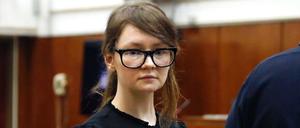 Anna Sorokin verlässt den Gerichtssaal in New York. 