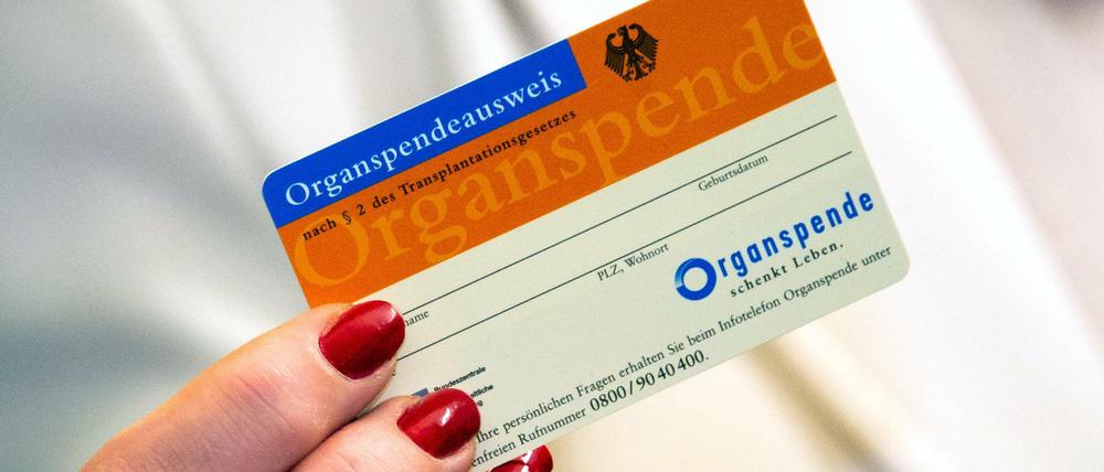 Linken-Abgeordnete Kathrin Vogler fürchtet, der Organspendeausweis, der bisher als „Mittel der Selbstbestimmung“ diene, solle ersatzlos gestrichen werden. 