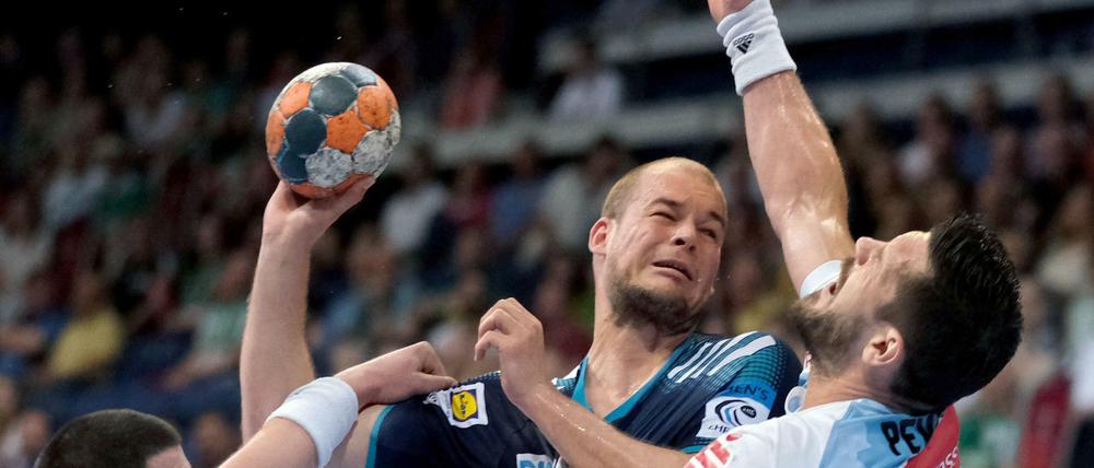 Paul Drux (Mitte) und die Füchse Berlin haben gute Chancen auf den Einzug ins EHF-Pokal-Halbfinale.