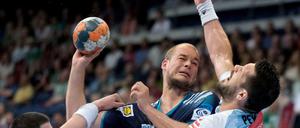 Paul Drux (Mitte) und die Füchse Berlin haben gute Chancen auf den Einzug ins EHF-Pokal-Halbfinale.
