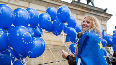 Junge Demonstrantin bei "Pulse of Europe" auf dem Gendarmenmarkt in Berlin.