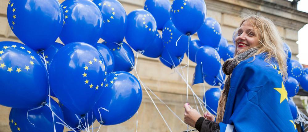 Junge Demonstrantin bei "Pulse of Europe" auf dem Gendarmenmarkt in Berlin.