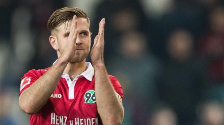 Adieu Hannover. Niclas Füllkrug klatscht in seine Hände.
