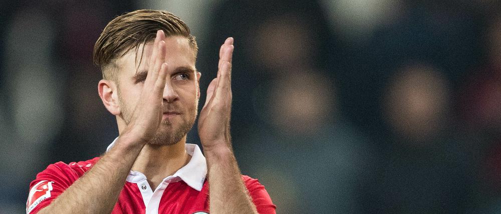 Adieu Hannover. Niclas Füllkrug klatscht in seine Hände.