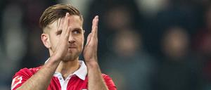 Adieu Hannover. Niclas Füllkrug klatscht in seine Hände.