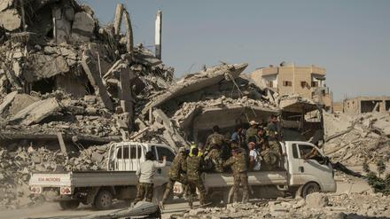 Kämpfer in der zerstörten Stadt Rakka im Oktober 2017.