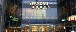 Viel Trubel: Blick auf den Eingang der Spandau-Arcaden.