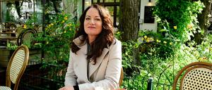 Natalia Wörner sitzt gerne auf der Terrasse des Café Weyers am Ludwigkirchplatz.