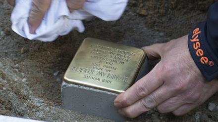 Spuren der Vergangenheit: Ein Stolperstein wird im Dezember 2017 in Neukölln verlegt.