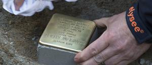 Spuren der Vergangenheit: Ein Stolperstein wird im Dezember 2017 in Neukölln verlegt.