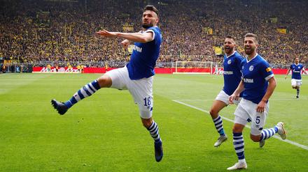 Blau-weißer Jubeltag. Schalkes Spieler können sich über den Derbysieg bei Borussia Dortmund freuen.