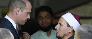 Prinz William, Herzog von Cambridge, spricht mit Imam Gamel Fouda während eines Besuchs in der Al-Noor-Moschee. 