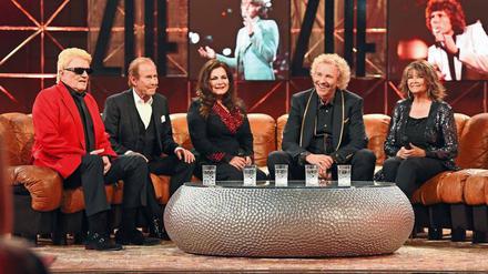 Mit dem Stahlrohrdesign ist die Jubiläumssendung „50 Jahre ZDF-Hitparade“ dicht am Original mit Dieter Thomas Heck. Das Sofa, auf dem Moderator Thomas Gottschalk (2. v. r.) Gäste wie (v. l. n. r.) Heino, Michael Holm, Marianne Rosenberg und Wencke Myhre begrüßt, erinnert allerdings eher an dessen ZDF-Show „Wetten, dass..?“. 