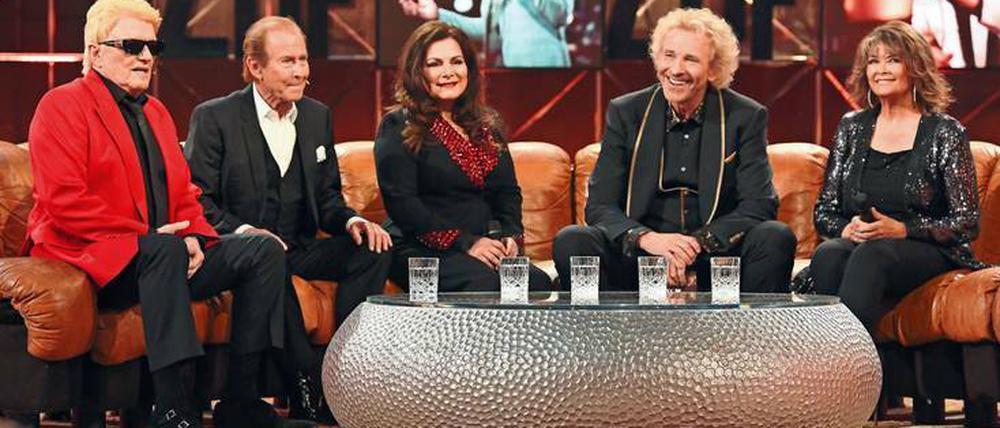 Mit dem Stahlrohrdesign ist die Jubiläumssendung „50 Jahre ZDF-Hitparade“ dicht am Original mit Dieter Thomas Heck. Das Sofa, auf dem Moderator Thomas Gottschalk (2. v. r.) Gäste wie (v. l. n. r.) Heino, Michael Holm, Marianne Rosenberg und Wencke Myhre begrüßt, erinnert allerdings eher an dessen ZDF-Show „Wetten, dass..?“. 
