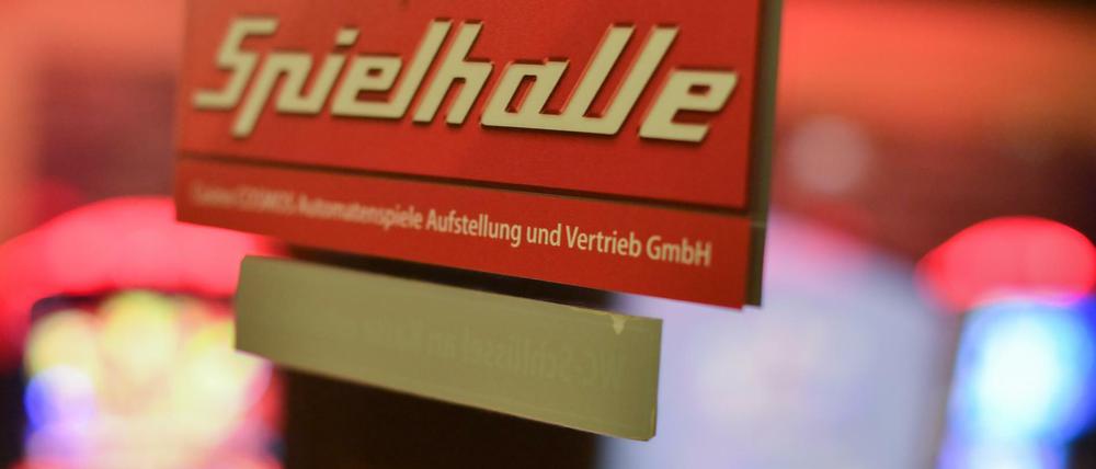 In Berlin hat die Polizei Gaststätten, Wettbüros und Spielhallen kontrolliert.