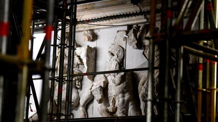 Ein Teil des Reliefs des Pergamonaltars ist im Pergamonsaal auf der Baustelle des Pergamonmuseums zu sehen.