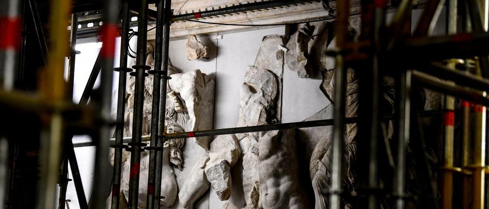 Ein Teil des Reliefs des Pergamonaltars ist im Pergamonsaal auf der Baustelle des Pergamonmuseums zu sehen.