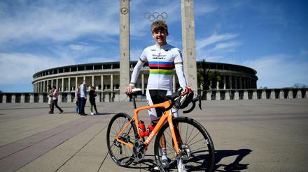 Der Bahnradfahrer Theo Reinhardt fährt in Berlin um die Meisterschaft.